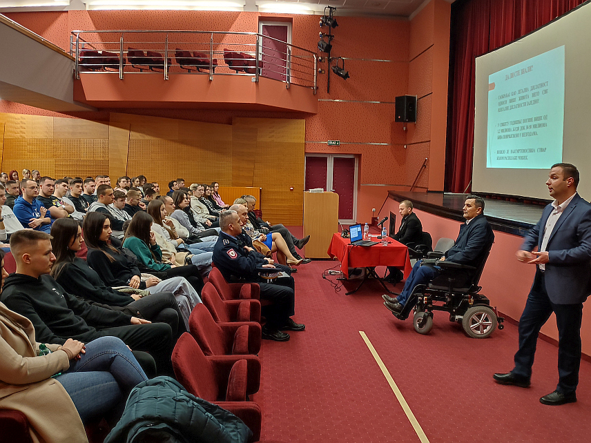 ГРАДИШКА, 13. ФЕБРУАРА /СРНА/ -Руководилац Одсјека за возаче и путеве у Агенцији за безбједност саобраћаја Српске Никола Торбица градишким средњошколцима одржано предавање у оквиру пројекта „Кад се живот преокрене”.