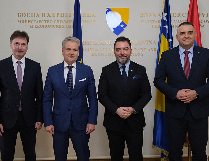 САРАЈЕВО, 13. ФЕБРУАРА /СРНА/ - Министар спољне трговине и економских односа у Савјету министара Сташа Кошарац одржао је данас радни састанак са шефом Делегације ЕУ у БиХ Јоханом Сатлером и министрима пољопривреде Републике Српске Савом Минићем и Федерације БиХ Кемалом Хрњићем о испуњавању европских стандарда.
