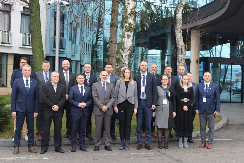 САРАЈЕВО, 13. ФЕБРУАРА /СРНА/ - Примјена Споразума о субрегионалној контроли наоружања један је од најуспјешнијих видова регионалне сарадње, којом се јача повјерење и стабилност региона, рекла је данас у Сарајеву помоћник министра иностраних послова у Савјету министара Аида Хоџић.