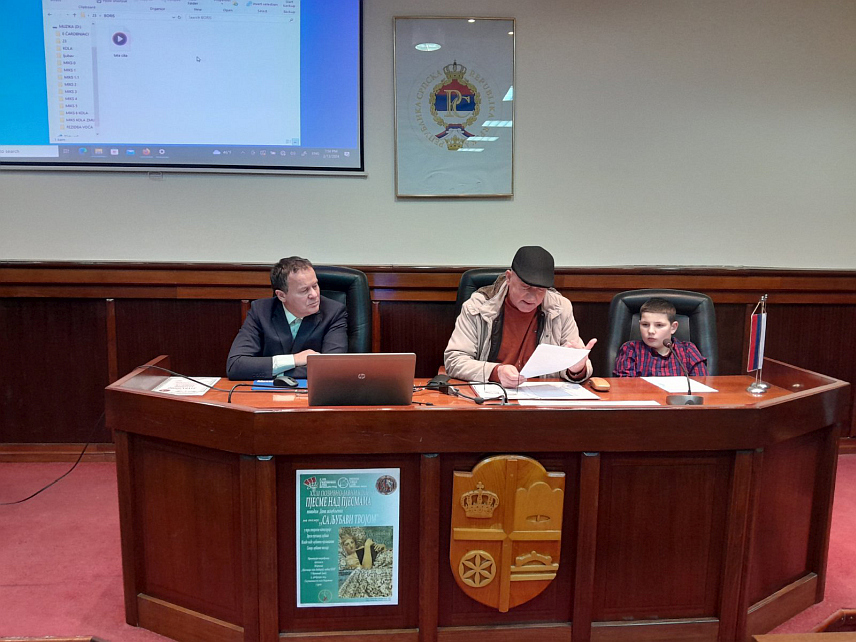 МРКОЊИЋ ГРАД, 13. ФЕБРУАРА /СРНА/ - Клуб умјетничких душа из Мркоњић Града вечерас је, у сусрет Дану заљубљених, организовао књижевно вече на којем су промовисани награђени радови 23. Међународног конкурса љубавне поезије "Пјесма над пјесмама", на којем је учествовало 250 пјесника свих старосних доби.