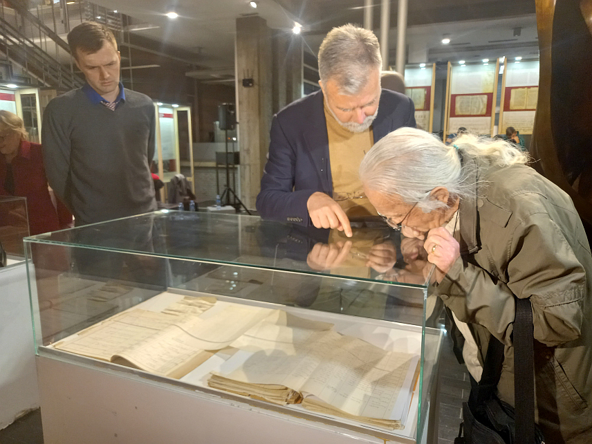 БЕОГРАД, 13. ФЕБРУАРА /СРНА/ - У Народној библиотеци Србије у Београду вечерас је први пут на неколико часова јавно изложен списак дјеце из картотеке Диане Будисављевић и у присуству Живка Зеленбрза /Иванчевића/, једног од спасених, уприличено јавно свједочење о акцији ове аустријске хуманитарке у којој је из логора смрти у Независној Држави Хрватској /НДХ/ спасено више хиљада српске дјеце.