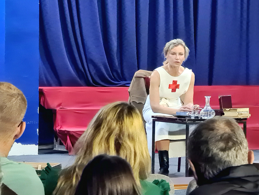 ДОБОЈ, 13. ФЕБРУАРА /СРНА/ - У Добоју је вечерас у извођењу глумице Татјане Кецман одиграна историјска монодрама о Флори Сендс, британској болничарки и одликованом припаднику српске војске за вријеме Првог свјетског рата.