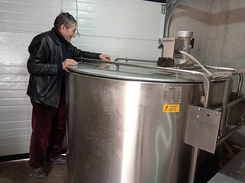 СОКОЛАЦ, 13. ФЕБРУАРА /СРНА/ - Просвјетни радник у пензији Милинко Мине Ђерић /72/ из соколачког села Мандра произвео је у прошлој години и предао мљекари 143.615 литара сировог млијека, што га чини већ другу годину узастопно највећим индивудуалним произвођачем на подручју општине Соколац.