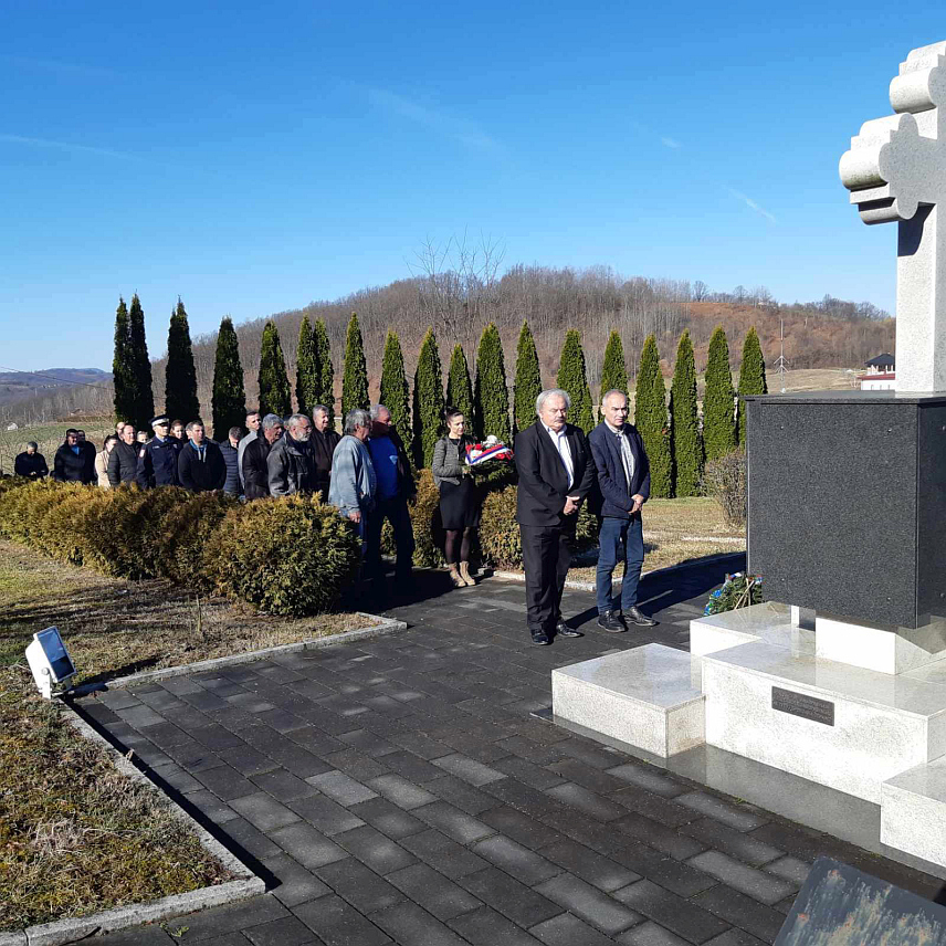 КРУПА НА УНИ, 14. ФЕБРУАРА /СРНА/ - Полагањем вијенаца и прислуживањем свијећа код спомен-обиљежја погинулим борцима 11. Крупске лаке пјешадијске бригаде у Доњем Дубовику, административном центру општине Крупа на Уни, обиљежен је Дан бораца Одбрамбено-отаџбинског рата Републике Српске.