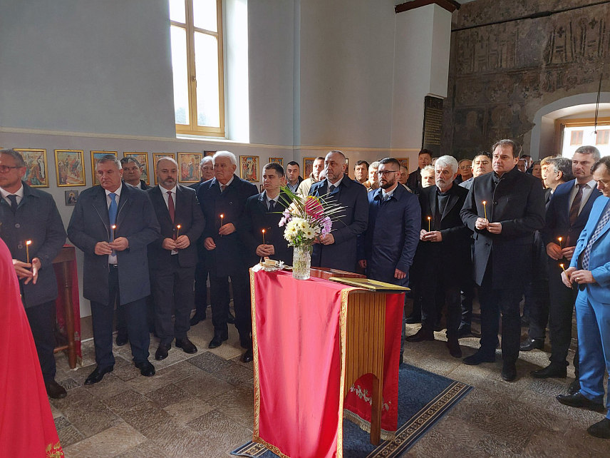 ВИШЕГРАД, 14. ФЕБРУАРА /СРНА/ - У Добруну код Вишеграда данас је служен парастос поводом обиљежавања Дана бораца одбрамбено-отаџбинског рата Републике Српске у којем су погинула 23.752 борца и 220 година од Првог српског устанка.