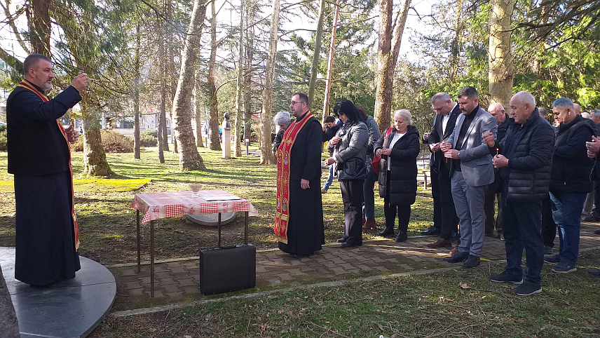 МИЛИЋИ, 14. ФЕБРУАРА /СРНА/ - Поводом Дана бораца у Милићима је служен парастос и положено цвијеће на Централно спомен-обиљежје посвећено погинулим борцима Одбрамбено-отаџбинског рата.