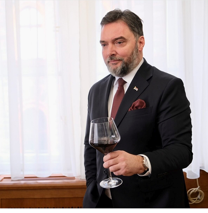 САРАЈЕВО, 14. ФЕБРУАРА /СРНА/ - Замјеник предсједавајуће Савјета министара Сташа Кошарац честитао је свим винарима и виноградарима њихов празник - Дан Светог Трифуна са искреном жељом да и ова година буде родна, добра и успјешна.
