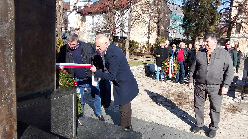 НОВИ ГРАД, 14. ФЕБРУАРА /СРНА/ - У Новом Граду данас је обиљежен Дан бораца Републике Српске и тим поводом је истакнуто да због оних који су животе дали јединствено треба стати у одбрану Српске.