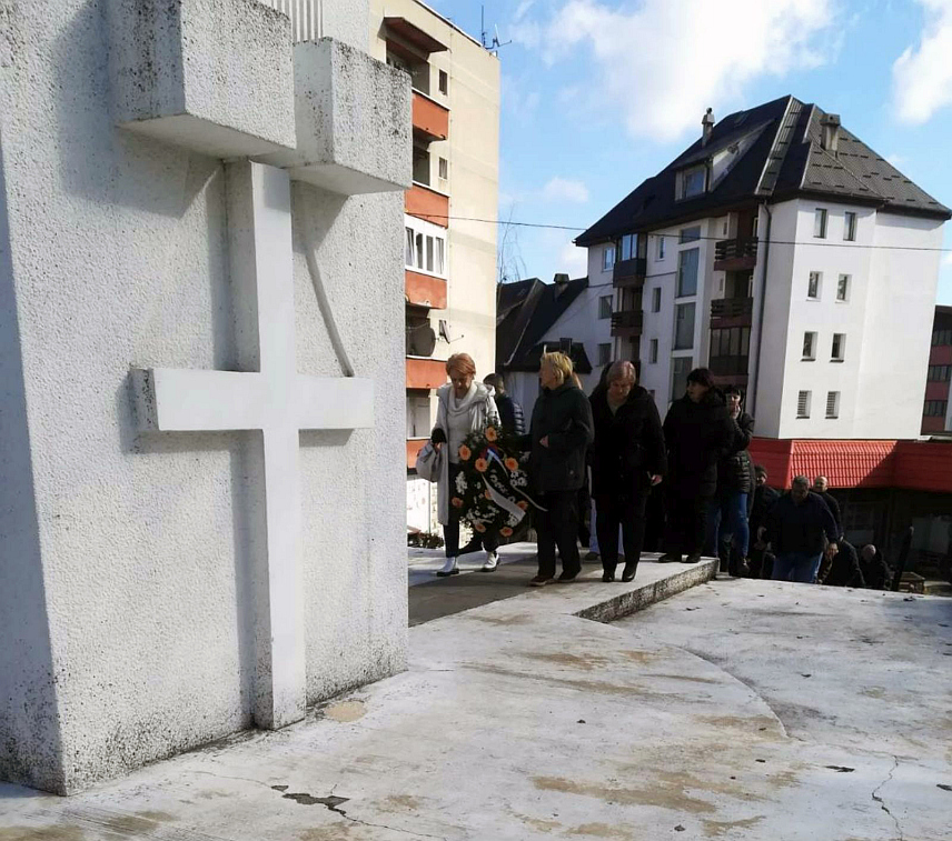 ХАН ПИЈЕСАК, 14. ФЕБРУАРА /СРНА/ - Борачка организација општине Хан Пијесак обиљежила је Дан бораца Републике Срспке и Првог српског устанка, а тим поводом положен је вијенац на Спомен-обиљежје погинулим српским борцима у Одбрамбено-отаџбинском рату.