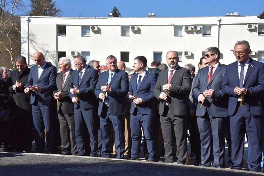 ВИШЕГРАД, 14. ФЕБРУАРА /СРНА/ - Код Централног споменика на Тргу палих бораца у Вишеграду данас је, у присуству званичника Републике Српске и Србије, служен помен и положени вијенци поводом обиљежавања 220 година од Првог српског устанка и Дана бораца одбрамбено-отаџбинског рата Републике Српска у којем су погинула 23.752 борца.