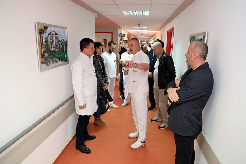 БАЊАЛУКА, 14. ФЕБРУАРА /СРНА/ - Клиника Универзитетског клиничког центра /УКЦ/ Републике Српске за општу и абдоминалну хирургију данас је обиљежила 25 година рада под овим називом и крсну славу Светог Трифуна, а тим поводом је отворена изложба слика насталих у оквиру сликарске колоније која је организована са Удружењем ампутираца Републике Српске /УДАС/.