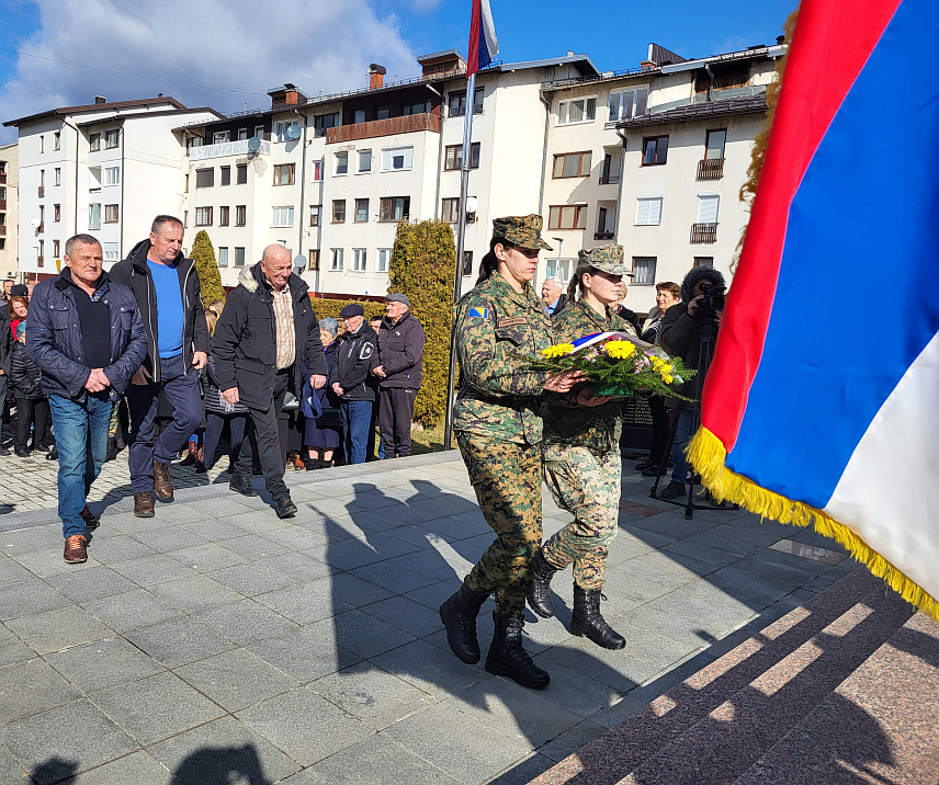 ПАЛЕ,14. ФЕБРУАРА/СРНА/ - Поводом Дана бораца Одбрамбено-отаџбинског рата служен је парастос за погинуле борце у Цркви Успења Пресвете Богородице на Палама, те су положени вијенци на Централно-спомен обиљежје и на споменик команданту специјалне јединице "Бели вукови" Срђану Кнежевићу.