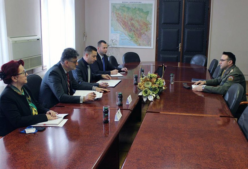 САРАЈЕВО, 14. ФЕБРУАРА /СРНА/ - На данашњем састанку замјеника министра одбране у Савјету министара Александра Гогановића са војним изаслаником Бугарске у БиХ Георгијем Ивановом Тодоровом констатовано је да БиХ и Бугарска имају добре односе, те да је добродошла свака сарадња оружаних снага двије земље.