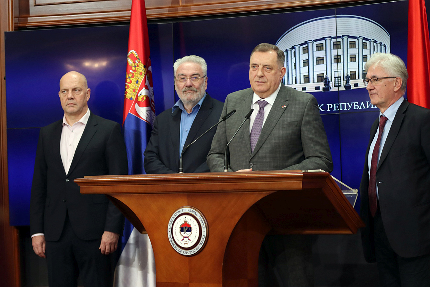 БАЊАЛУКА, 14. ФЕБРУАРА /СРНА/ - Предсједник Републике Српске Милорад Додик на конференцији за новинаре након састанка са посланицима у Народној скупштини Србије Бранимиром Несторовићем, Бранком Лукићем и Александром Павићем./Фото - Борислав Здриња/
