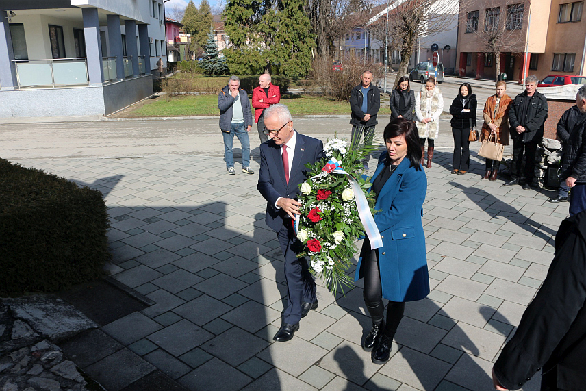 РОГАТИЦА, 14. ФЕБРУАРА /СРНА/ - Дан бораца Републике Српске обиљежен је у Рогатици служењем парастоса и полагањем вијенаца пред Спомен-капелу код зграде општине, чиме је одата почаст српским јунацима који су живот уградили у темеље Српске, саопштено је из општинске Борачке организације.