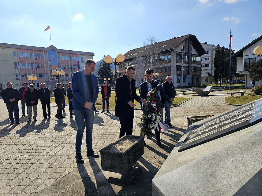УГЉЕВИК, 14. ФЕБРУАРА /СРНА/ - Дан бораца Одбрамбено-отаџбинског рата Републике Српске обиљежен је у Угљевику полагањем вијенаца на Централно спомен-обиљежје погинулим борцима.