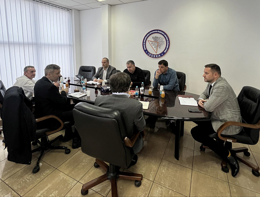 САРАЈЕВО, 14. ФЕБРУАРА /СРНА/ - Директор Агенције за идентификационе документе, евиденцију и размјену података БиХ /ИДДЕЕА/ Алмир Бадњевић одржао је данас у Сарајеву састанак са представницима пројекта "Подршка ЕУ за интероперабилну платформу инфраструктуре е-управе у БиХ".