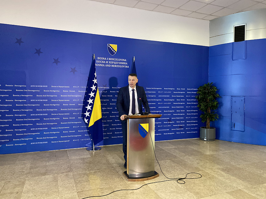 САРАЈЕВО, 14. ФЕБРУАРА /СРНА/ - Лидер ДНС-а Ненад Нешић изјавио је да потпредсједник ФБиХ Рефик Лендо /СДА/, који је небитан у том ентитету, жели да се мијеша тамо гдје му није мјесто, те поручио да он, њему слични и међународна заједница могу само да укину БиХ.