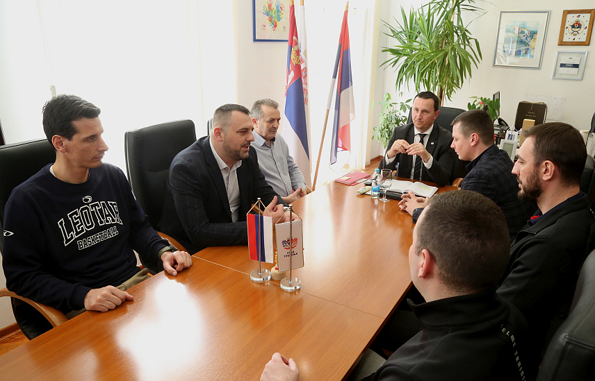 TРЕБИЊЕ, 14.ФЕБРУАРА /СРНА/ - Градоначелник Требиња Мирко Ћурић приредио је данас пријем за представнике Кошаркашког савеза Републике Српске, Кошаркашког клуба "Леотар" и Кошаркашког клуба "Борац", поводом финалне утакмице Купа Републике Српске у кошарци, која ће вечерас бити одиграна у Спортској дворани "Милош Мрдић" у Tребињу.