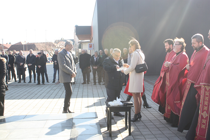 МОДРИЧА, 14. ФЕБРУАРА /СРНА/ - Дан бораца и Дан Првог српског устанка у Модричи обиљежен је полагањем вијенаца на централни споменик и посјетом Спомен-соби за 710 погинулих бораца из ове и више од 30 општина из БиХ, чије породице живе у овој локалној заједници.