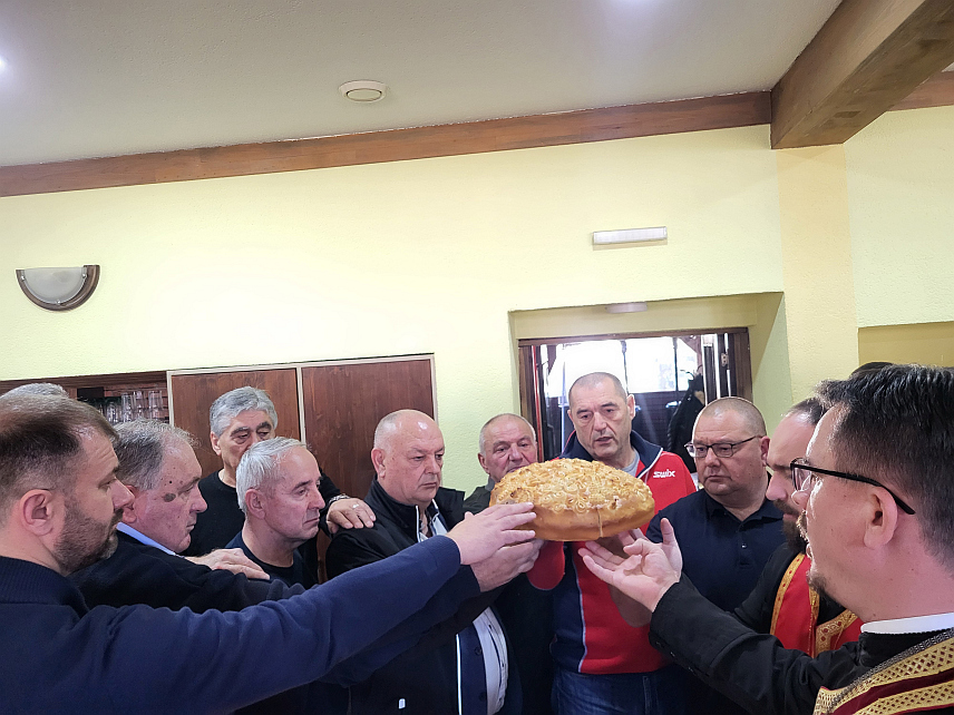 ПАЛЕ, 14. ФЕБРУАРА /СРНА/ - Чланови Удружења бораца "Бели вукови" данас су на Палама прославили крсну славу - Светог мученика Трифуна и Дан јединице, евоцирајући успомене на команданта ове јединице Срђана Кнежевића и све њене припаднике који су дали живот за Републику Српску.