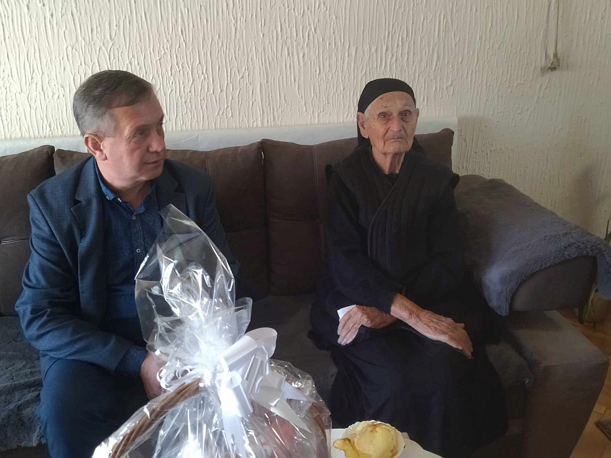 БРОД, 14. ФЕБРУАРА/СРНА/ - Представници Борачке организације општине Брод посјетили су Миљу Зечевић из Сијековца која је данас напунила 93 године, а која је у Другом свјетском рату остала сироче, док су јој у посљедњем Одбрамбено-отаџбинском у страшном сијековачком покољу убијена три сина и муж.