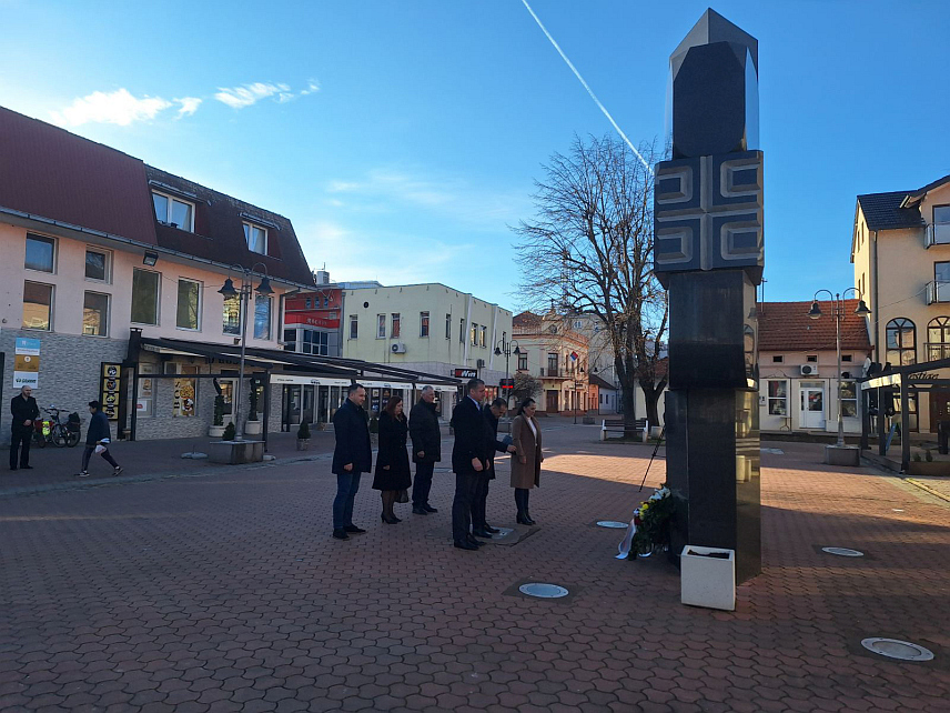 ШАМАЦ, 14. ФЕБРУАРА /СРНА/ - Представници Борачке организације Шамац обиљежили су данас Дан бораца, а тим поводом положени су вијенци код централног споменика у знак сјећања на 497 бораца Војске Републике Српске са овог подручја погинулих у Одбрамбено-отаџбинском рату.