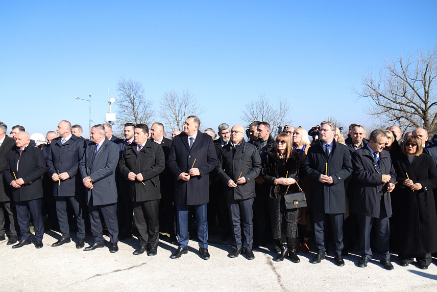 БЕОГРАД, 15. ФЕБРУАРА /СРНА/ - У Орашцу је, поводом Дана државности Србије – Сретења, почела централна државна церемонија код споменика вожду Карађорђу, вођи Првог српског устанка, у присуству изасланика предсједника Србије, као и предсједника Републике Српске Милорада Додика, премијера Радована Вишковића и предсједника парламента Српске Ненада Стевандића. /Фото - Борислав Здриња/