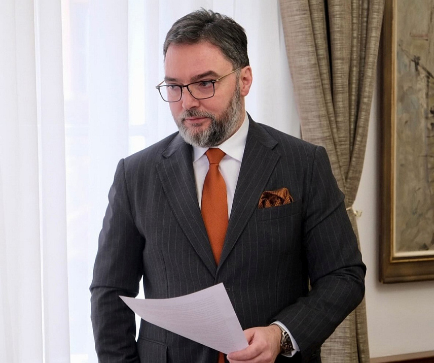 САРАЈЕВО, 15. ФЕБРУАРА /СРНА/ - Европски пут БиХ успорава бошњачка политичка структура, која напушта унутрашњи политички договор под притиском страног фактора и сносиће одговорност за сваки застој на путу ка ЕУ, јер беспоговорно прихвата наредбе америчког амбасадора у БиХ Мајкла Марфија, оцијенио је замјеник предсједавајућег Савјета министара Сташа Кошарац.