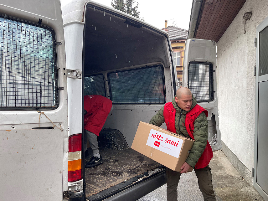 БАЊАЛУКА, 15. ФЕБРУАРА /СРНА/ - Компанија "М:тел" је током фебруара донирала пакете прехрамбених и хигијенских производа бањалучком Црвеном крсту, а овога пута они су намијењени организацији Црвеног крста мјесне заједнице Борик.