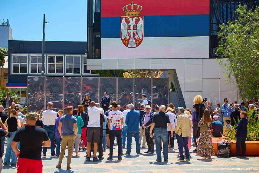 МЕЛБУРН, 15. ФЕБРУАРА /СРНА/ - Српска тробојка подигнута је данас и у далекој Аустралији, у мјесту Данденонг код Мелбурна, поводом Дана државности Србије - Сретења.