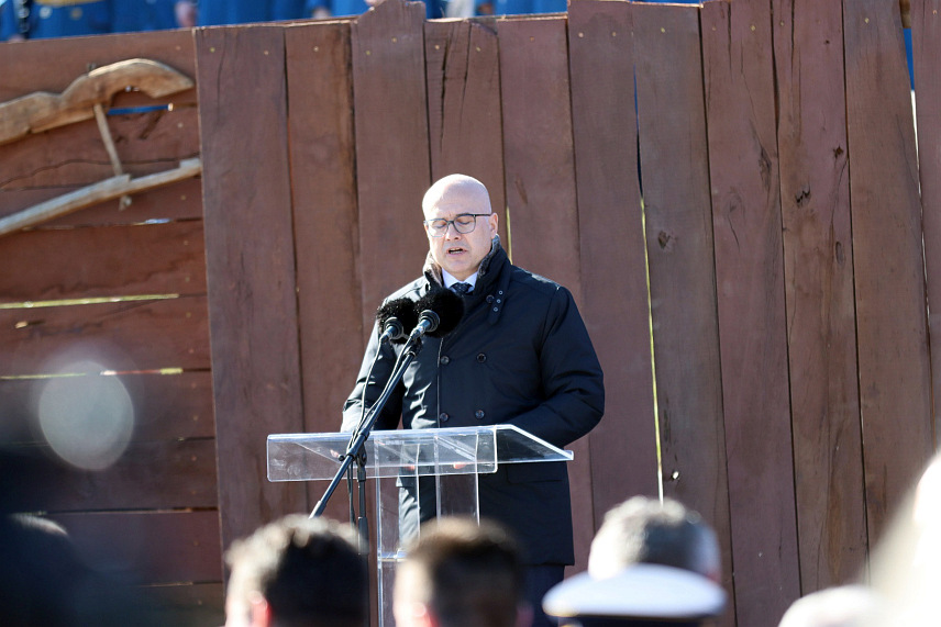 ОРАШАЦ, 15. ФЕБРУАРА /СРНА/ - Министар одбране Србије Милош Вучевић изјавио је у Орашцу да је славна прошлост орјентир за будућност, те нагласио да је српска правна мисао била родоначленик људских права и слобода. /Фото - Борислав Здриња/