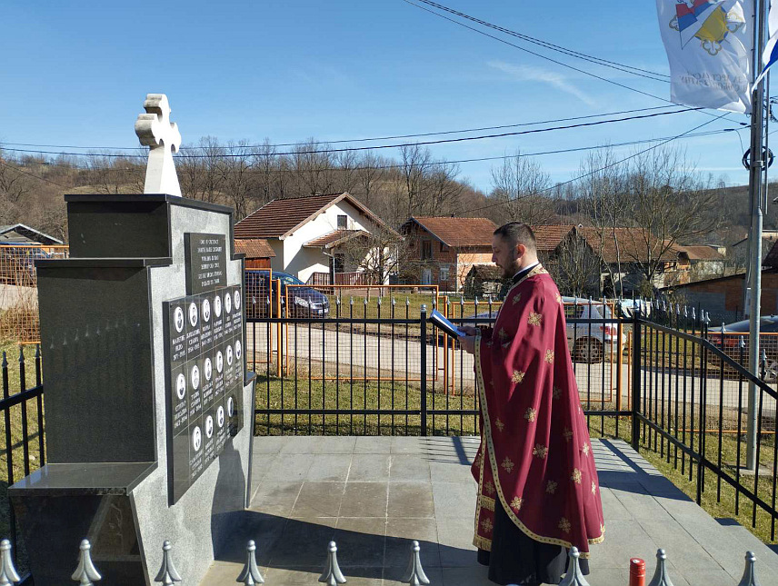 БАЊАЛУКА, 15. ФЕБРУАРА /СРНА/ - Код спомен-обиљежја у бањалучкој мјесној заједници Мотике данас је служен парастос за 16 бораца Војске Републике Српске /ВРС/ из овог насеља, погинулих у Одбрамбено-отаџбинском рату.