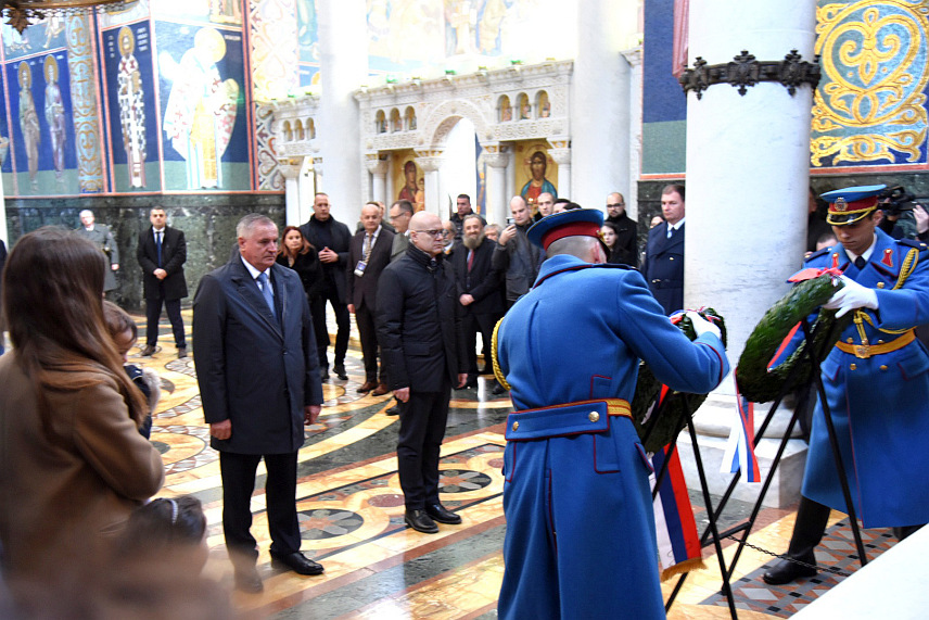 ОПЛЕНАЦ, 15. ФЕБРУАРА /СРНА/ - Министар одбране Србије Милош Вучевић и премијер Републике Српске Радован Вишковић положили су вијенце на саркофаг вожда Карађорђа у Цркви Светог Ђорђа на Опленцу у Тополи у оквиру обиљежавања Дана државности Србије.