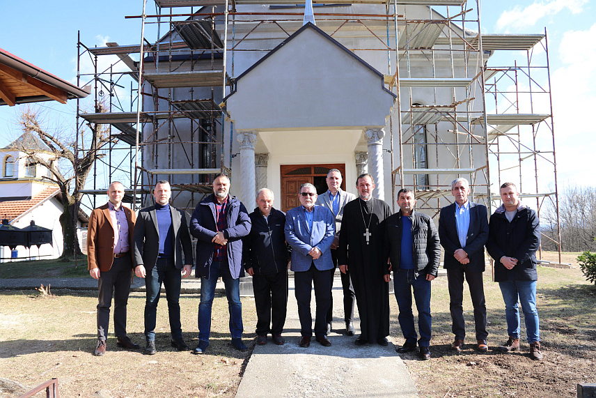 ДЕРВЕНТА, 15. ФЕБРУАРА/СРНА/- Градоначелник Дервенте Милорад Симић са сарадницима обишао је храм Вазнесења Господњег у Великој Сочаници, чија је обнова у току.