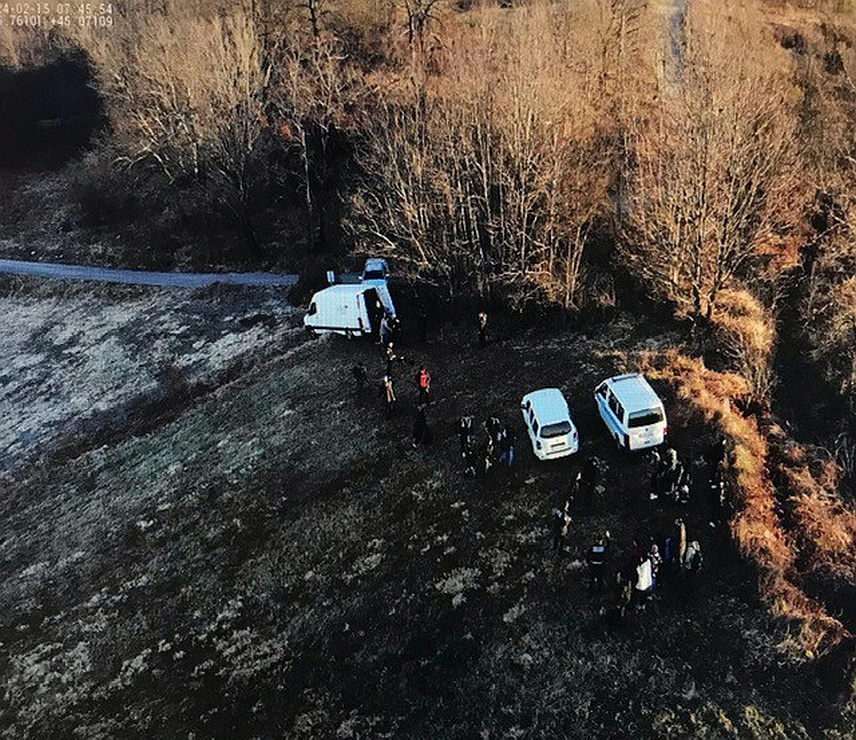 САРАЈЕВО, 15. ФЕБРУАРА /СРНА/ - Припадници Јединице граничне полиције БиХ Велика Кладуша ухапсили су данас држављанина БиХ чији су иницијали Е.Б. /36/, који је спријечен у кријумчарењу 42 лица афроазијског поријекла.