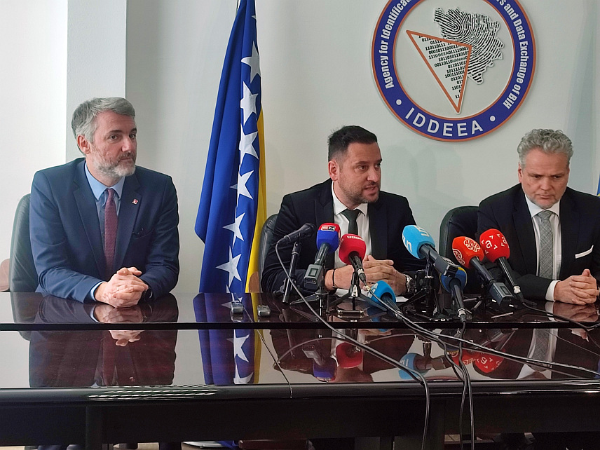 БАЊАЛУКА, 15. ФЕБРУАРА /СРНА/ - Министар комуникација и транспорта у Савјету министара Един Форто, директор Агенције за идентификационе документе, евиденцију и размјену података /ИДДЕЕА/ БиХ Алмир Бадњевић и шеф Делегације ЕУ у БиХ Јохан Сатлер на конференцији за новинаре.