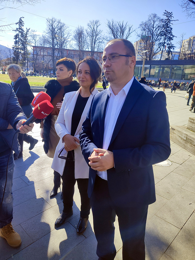 БАЊАЛУКА, 15. ФЕБРУАРА /СРНА/ - Предсједник бањалучког Градског одбора ДЕМОС-а Боран Босанчић и потпредсједник Градског одбора ДЕМОС-а Радмила Коцић Ћућић на конференцији за новинаре.