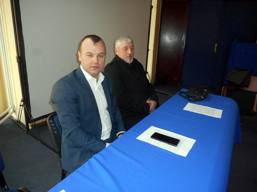 СРЕБРЕНИЦА, 15. ФЕБРУАРА /СРНА/ - Актуелни начелник општине Сребреница Младен Грујичић данас је организовао скуп подршке на којем је, пред 50 присутних, најавио да се трећи пут кандидује за начелника ове општине, али овога пута као независни кандидат.