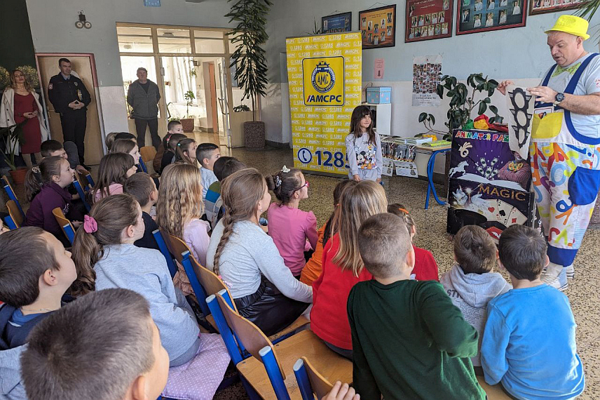 МРКОЊИЋ ГРАД, 15. ФЕБРУАРА /СРНА/ - Ученици од првог до петог разреда Основне школе "Бранко Ћопић" у Бјелајцима код општине Мркоњић Град уживали су у саобраћајно-едукативној представи "Саобраћајне чаролије", организоване у оквиру републичке, превентивне кампање "Буди видљив, не буди фигура".