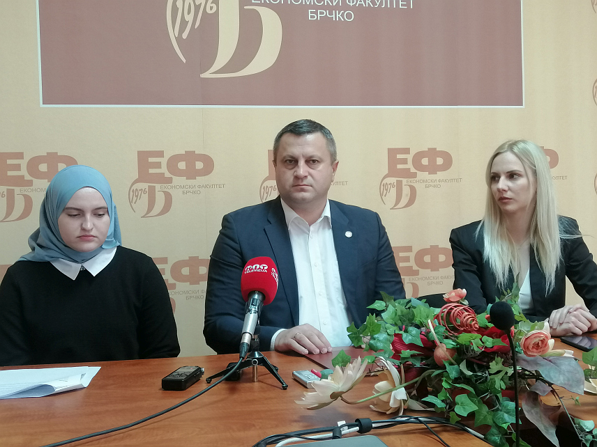 БРЧКО, 15. ФЕБРУАРА /СРНА/ - Декан Економског факултета у Брчком Срђан Лалић, .Елмедина Фазловић - најбољи студент Економског факултета и Тамара Трифковић - предсједник Савеза студената Економског факултета на конференцији за новинаре.