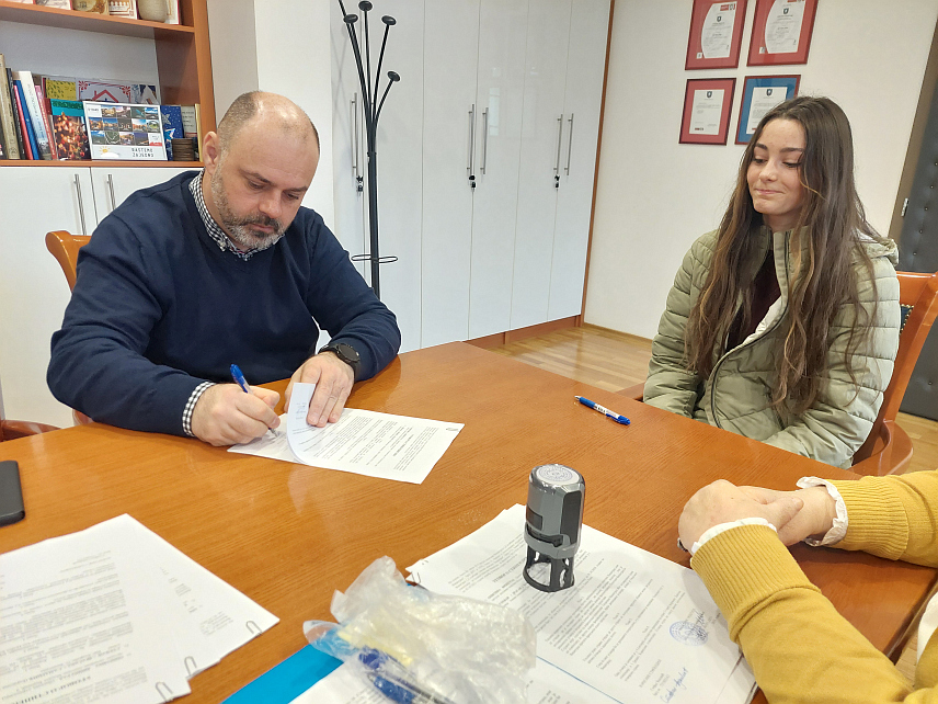 ВИШЕГРАД, 15. ФЕБРУАРА /СРНА/ - У општини Вишеград данас су потписани уговори о стипендирању са 16 студената који су приликом редовног конкурса остали испод црте, али су испуњавали све потребне услове.