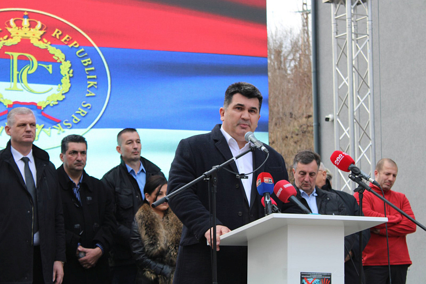 ЛОПАРЕ, 15. СЕПTЕМБРА /СРНА/ - Начелник општине Лопаре Радо Савић, oбраћање у Лопарама гдје је одржан народни скуп о противљењу отварању рудника литијума и других елемената на дијелу планине Мајевице који припада овој општини.