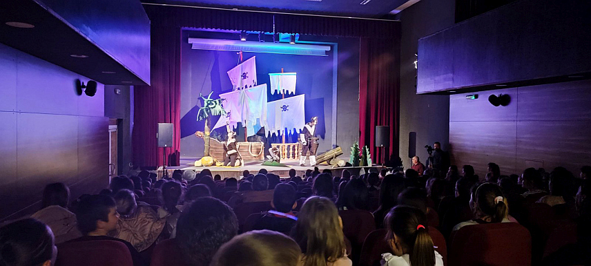 БРАТУНАЦ, 15. ФЕБРУАРА /СРНА/ - Глумци Студија "Аплауз" из Живиница одиграли су вечерас представу "Три мачка и закопано благо" у оквиру Фестивала дјечијег позоришта у Братунцу.