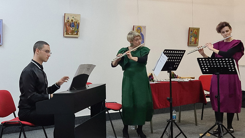 ДОБОЈ, 15. ФЕБРУАРА /СРНА/ - Ансамбл "Флутете" из Бањалуке који чине Марија Пилиповић - флаута, пиколо и алт флаута, Сунчица Лончар - флаута, бас флаута и Дејан Јанковић - клавир, одржали су вечерас концерт у Добоју.