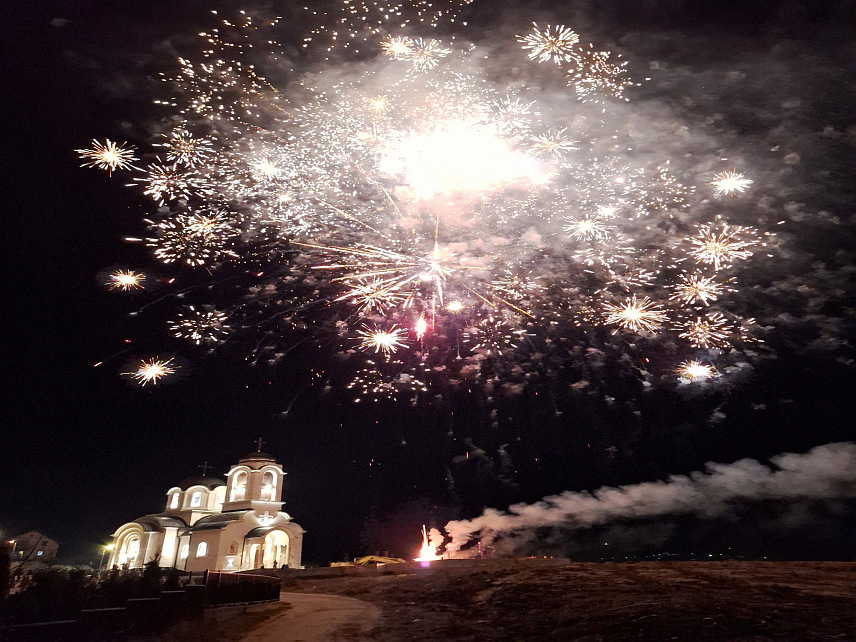 ИСТОЧНО САРАЈЕВО, 15. ФЕБРУАРА /СРНА/ - У Источном Новом Сарајеву, Палама и Трнову вечерас су уприличени синхронизовани ватромети поводом Дана државности Србије - Сретења.