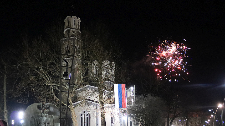 ДЕРВЕНТА, 15. ФЕБРУАРА /СРНА/ - У Дервенти је вечерас у част Дана државности Србије - Сретења уприличен ватромет на Тргу православља, код храма Успења Пресвете Богородице.