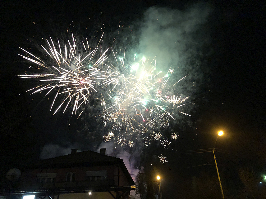 МИЛИЋИ, 15. ФЕБРУАРА /СРНА/ - У Милићима је вечерас спектакуларним ватрометом обиљежен Дан државности Србије.