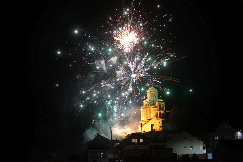 TРЕБИЊЕ, 15. ФЕБРУАРА /СРНА/ - Са платоа испред Цркве Светог архангела Михаила у требињском насељу Хрупјела вечерас је приређен ватромет, чиме се град Tребиње придружио прослави Дана државности Србије.