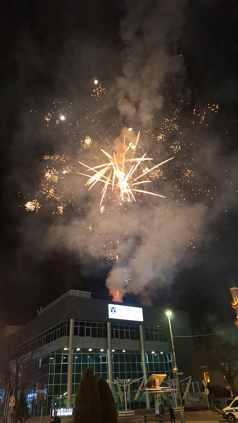 БИЈЕЉИНА, 15. ФЕБРУАРА /СРНА/ - Бијељина се вечерас ватрометом и заставама Србије и Републике Српске истакнутим на Тргу краља Перта Првог Карађорђевића и главним улицама у граду придужила свечаностима обиљежавања Дана државности Србије.